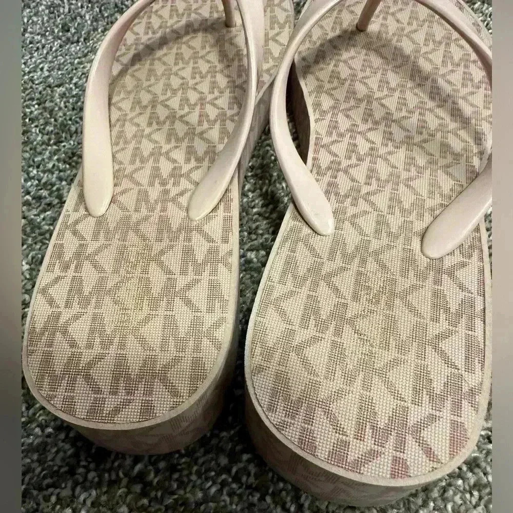 PINK MICHAEL KORS HEELED THICK FLIP FLOO SANDALS - Picture 5 of 5